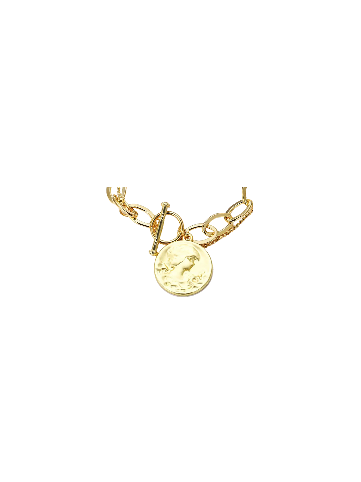 detalle de pulsera con cadena y moneda