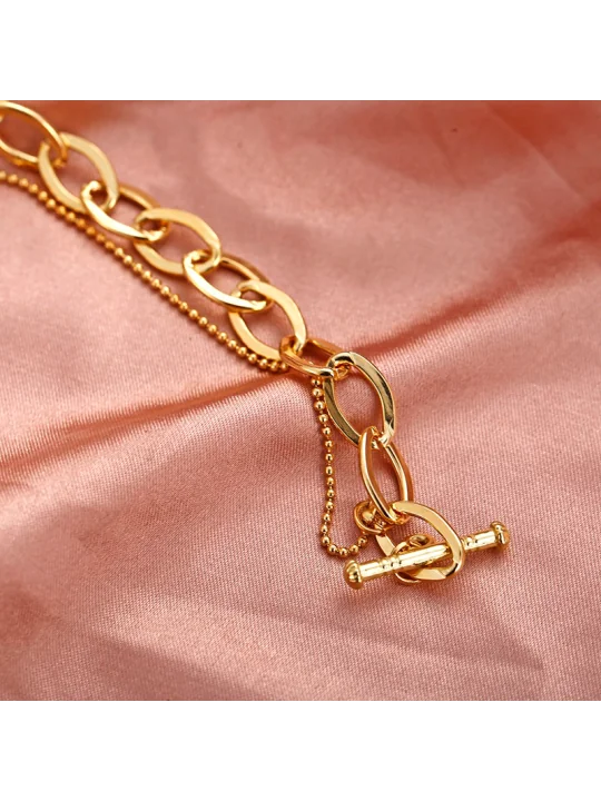pulsera con cadena dorada y moneda central 