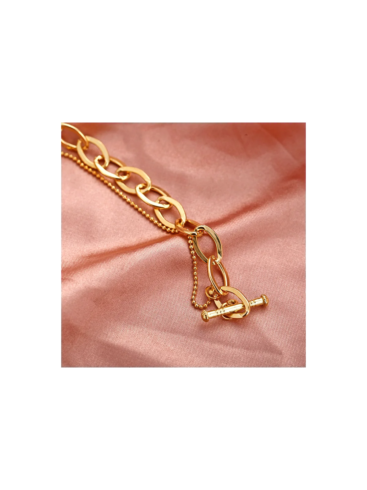 pulsera con cadena dorada y moneda central 
