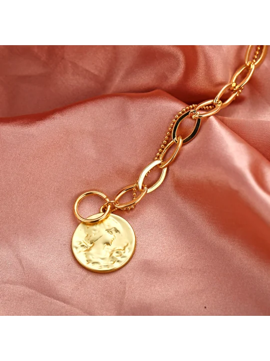 detalle de p ulsera con cadena dorada y moneda central 