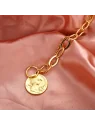 detalle de p ulsera con cadena dorada y moneda central 