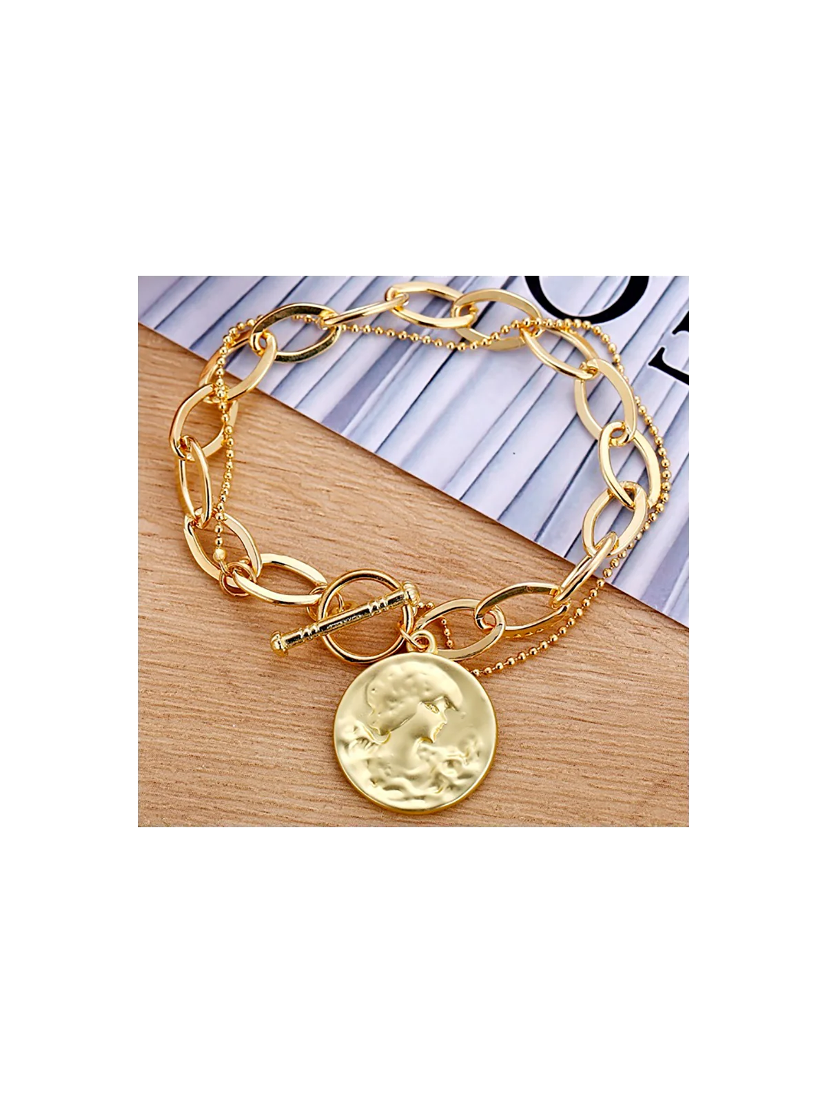 preciosa pulsera con moneda dorada y cadena de eslabones