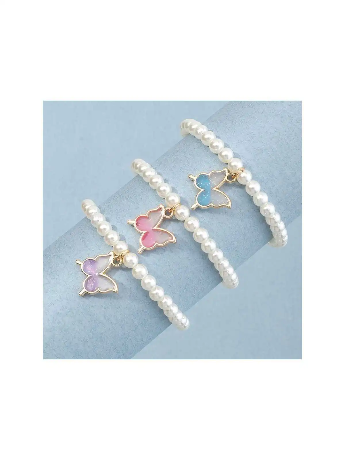 Pulseras de perlas y mariposas de colores