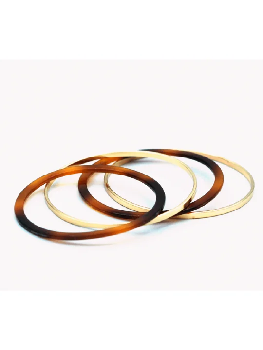 conjunto de pulseras doradas y resina de carey