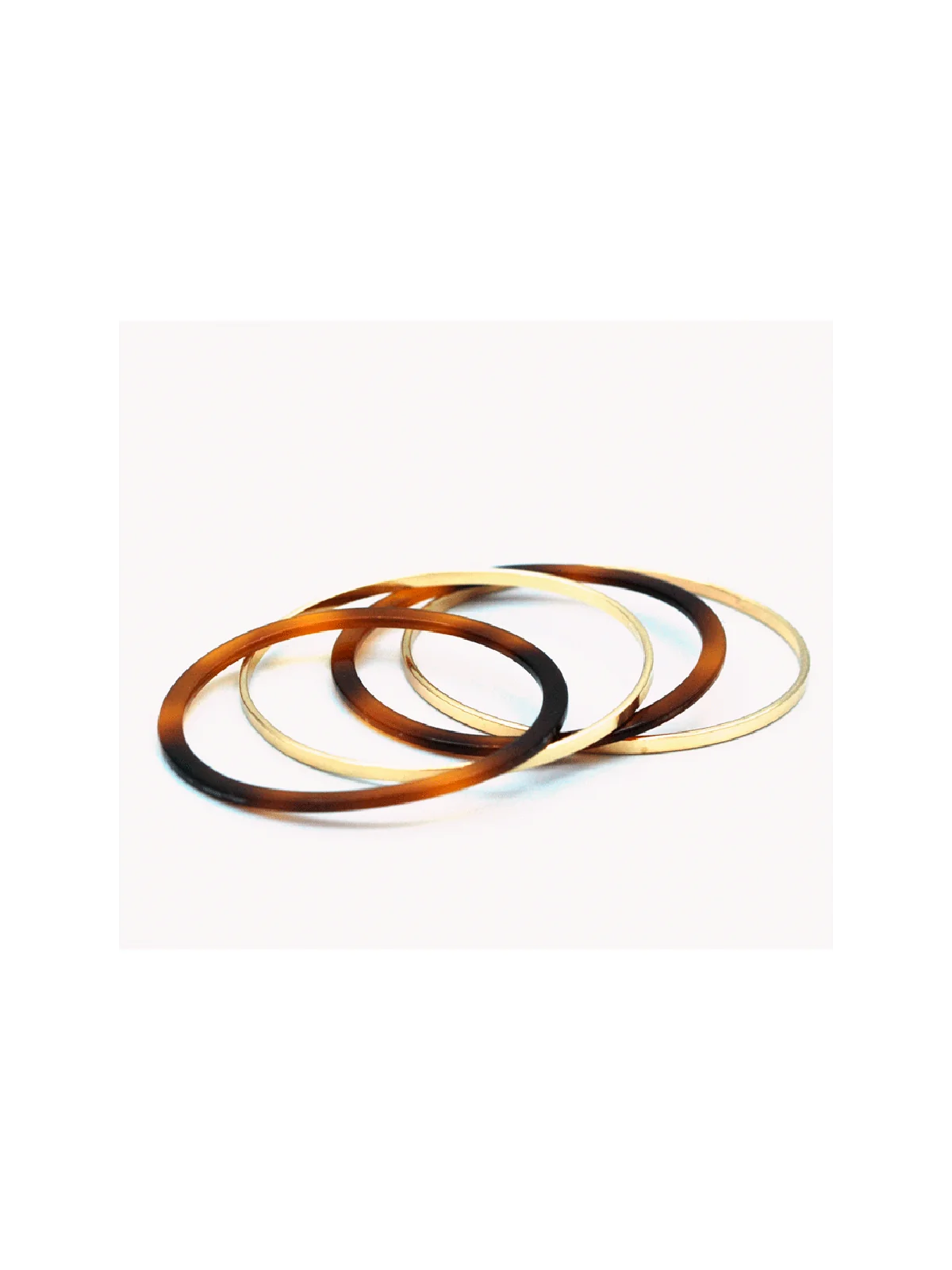 conjunto de pulseras doradas y resina de carey