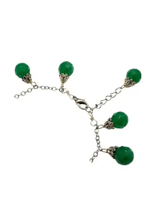 detalle de pulsera con gotas verdes de aventurinas 