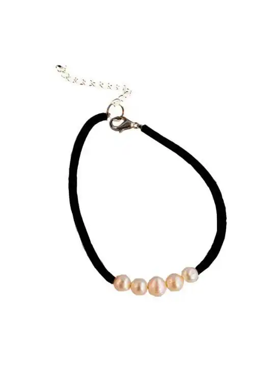 Detalle de pulsera de terciopelo con perlas de rio naturales 