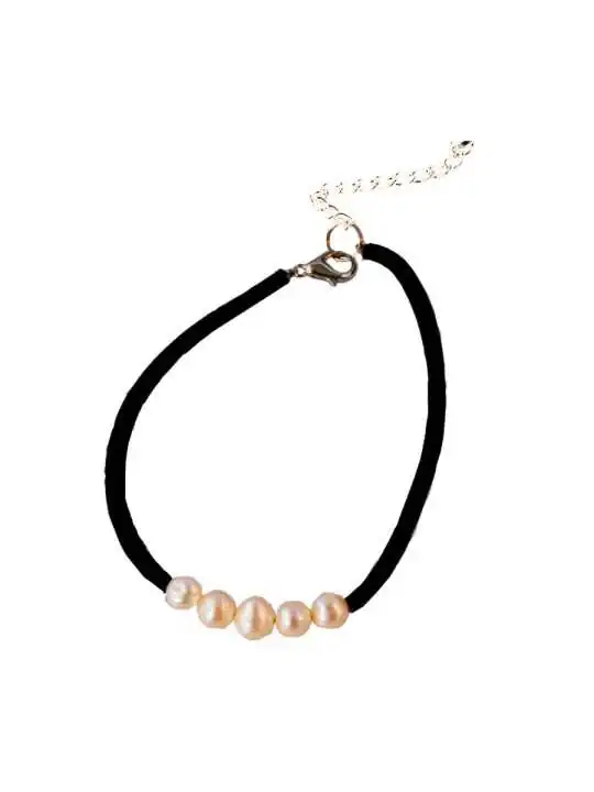 Pulsera de terciopelo con perlas de rio blancas
