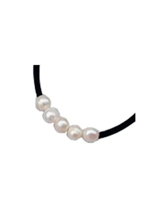 detalle de Pulsera de terciopelo con perlas blancas redondas