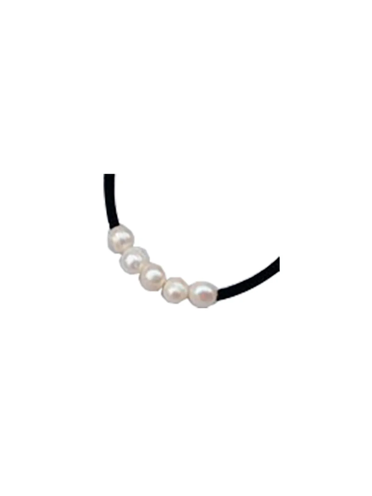 detalle de Pulsera de terciopelo con perlas blancas redondas
