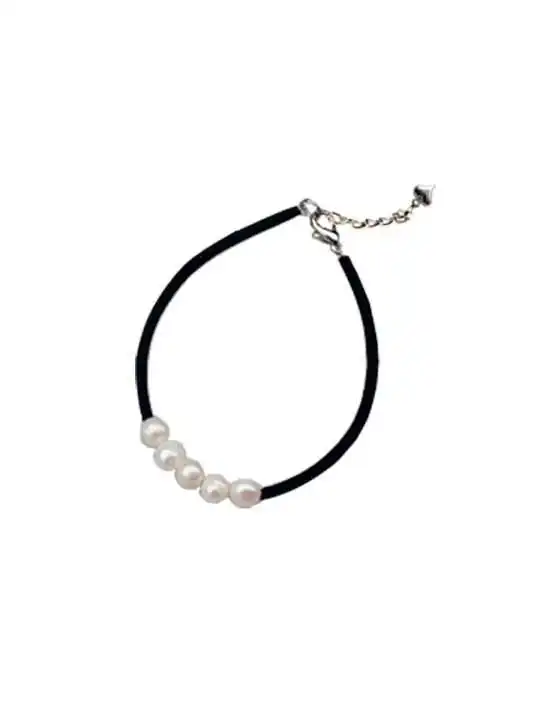 Pulsera de terciopelo con perlas blancas redondas