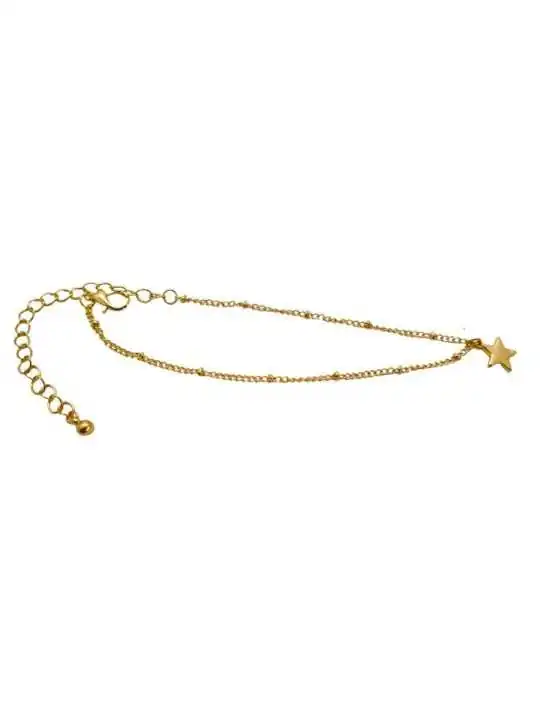 detalle de pulsera cadena dorada con estrella