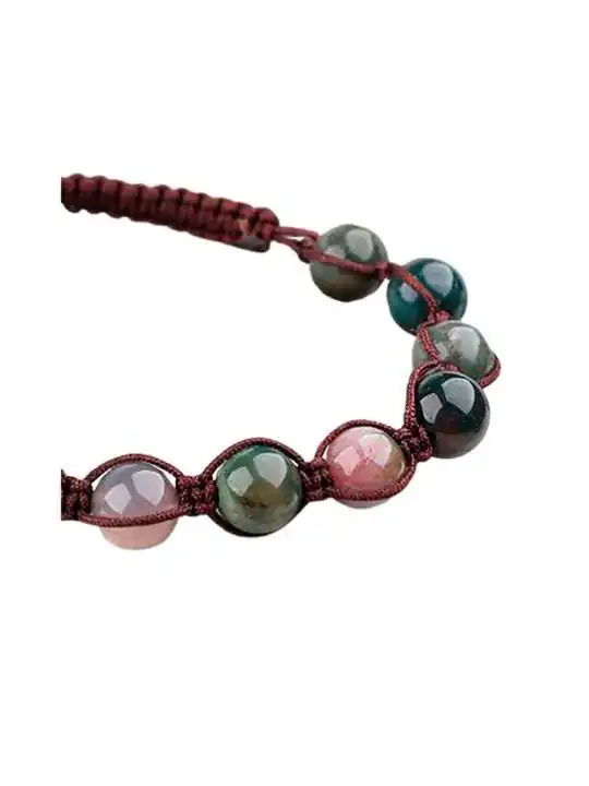 Detalle de pulsera anudada con agatas de la india