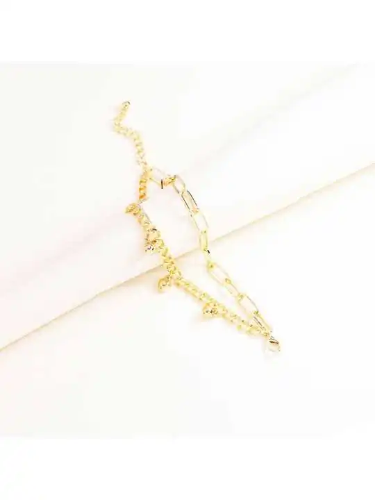 detalle de doble pulsera con eslabones dorados