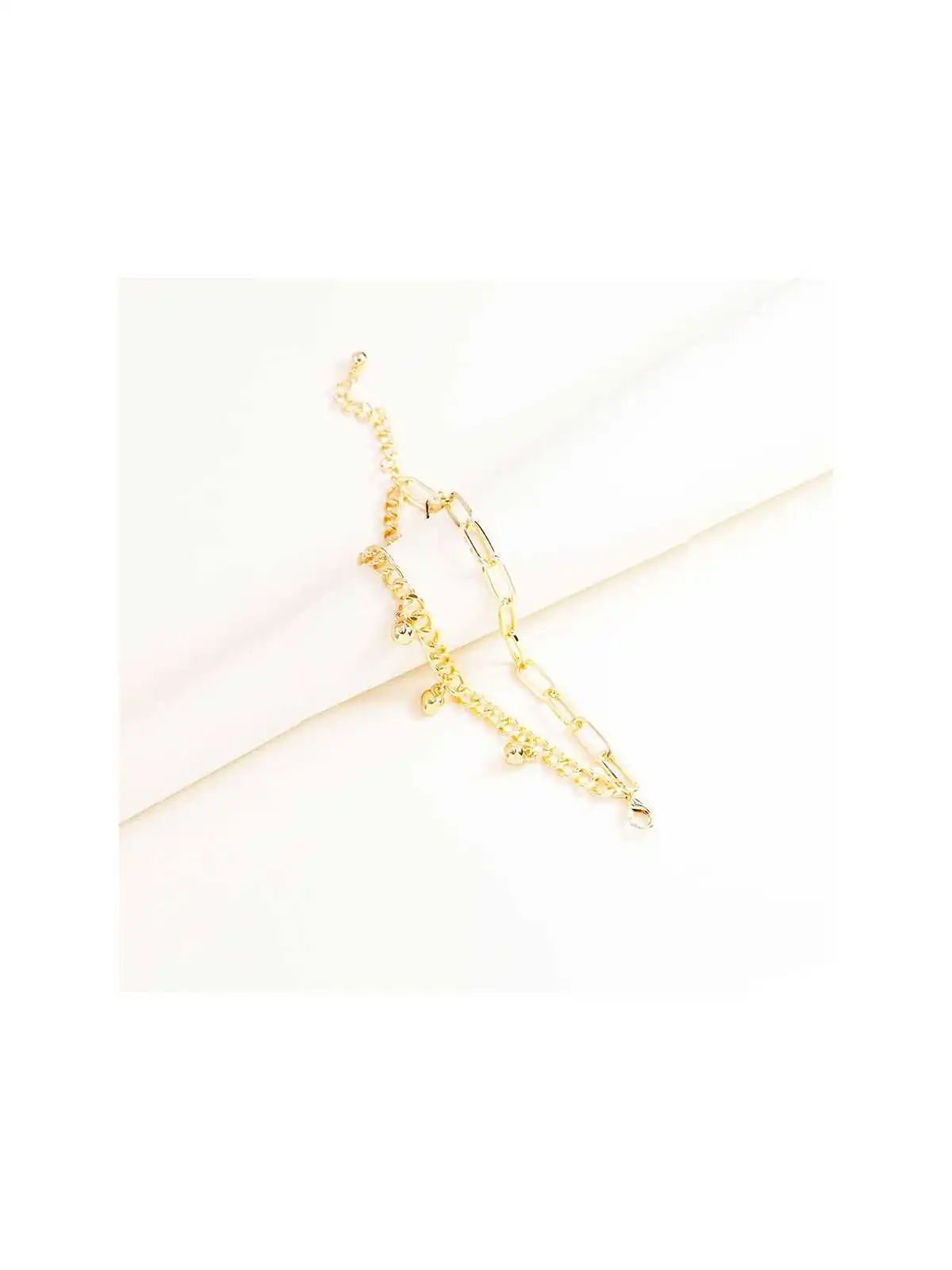 detalle de doble pulsera con eslabones dorados