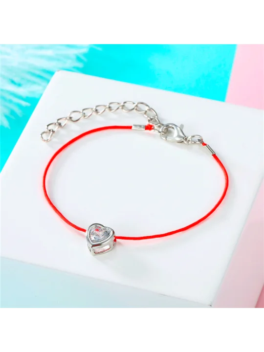 detalle de pulsera de la suerte roja con circonita