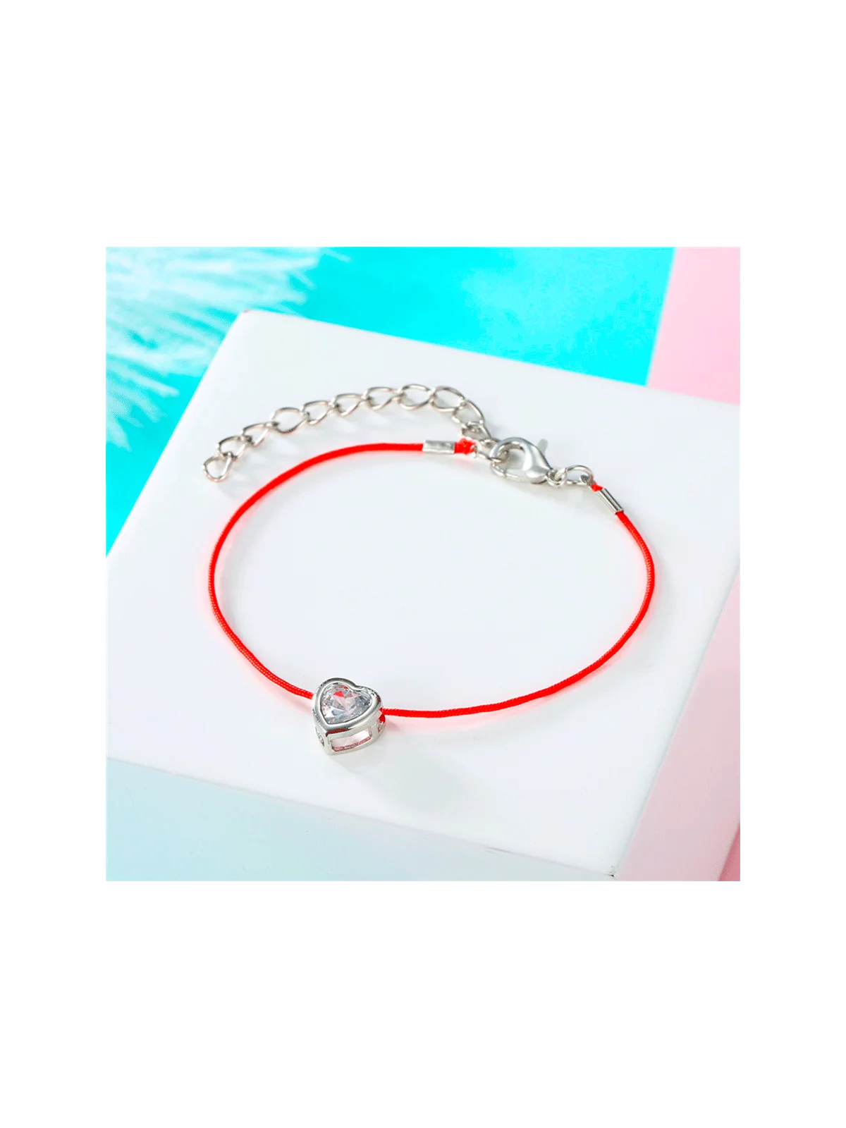 detalle de pulsera de la suerte roja con circonita
