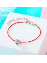 detalle de pulsera de la suerte roja con circonita