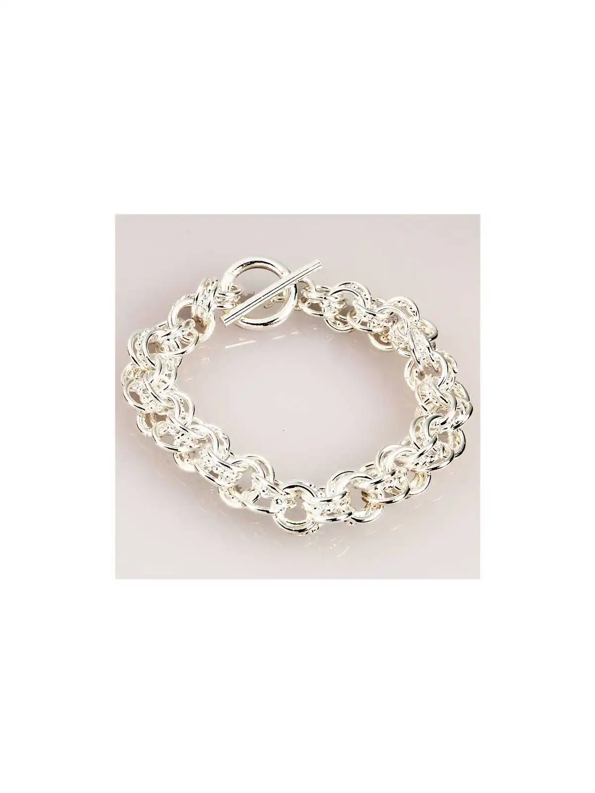 pulsera plateada con eslabones