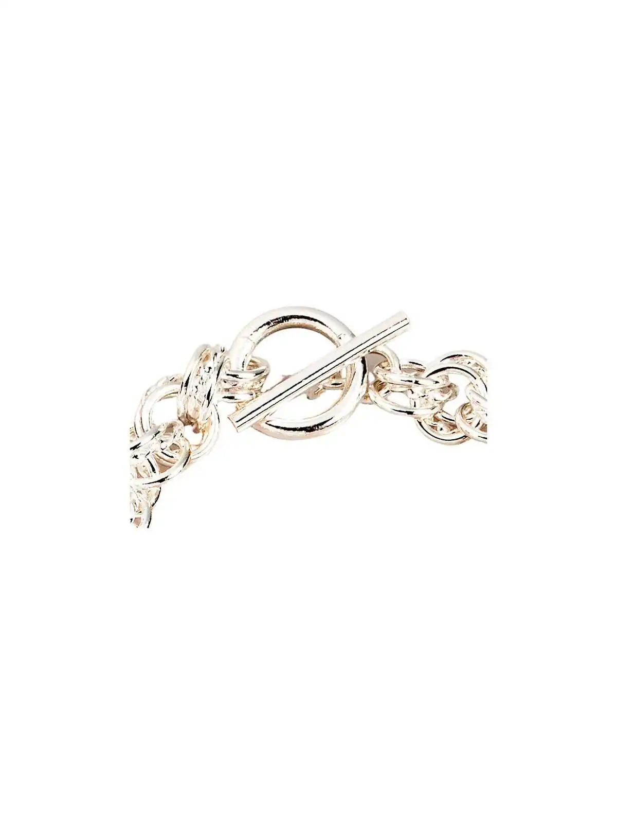 detalle de pulsera plateada con eslabones