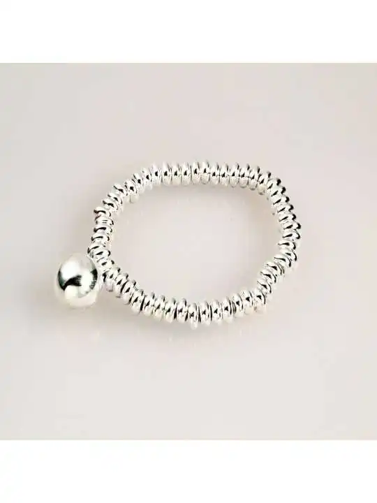 detalle pulsera donut plateada con bola centrada