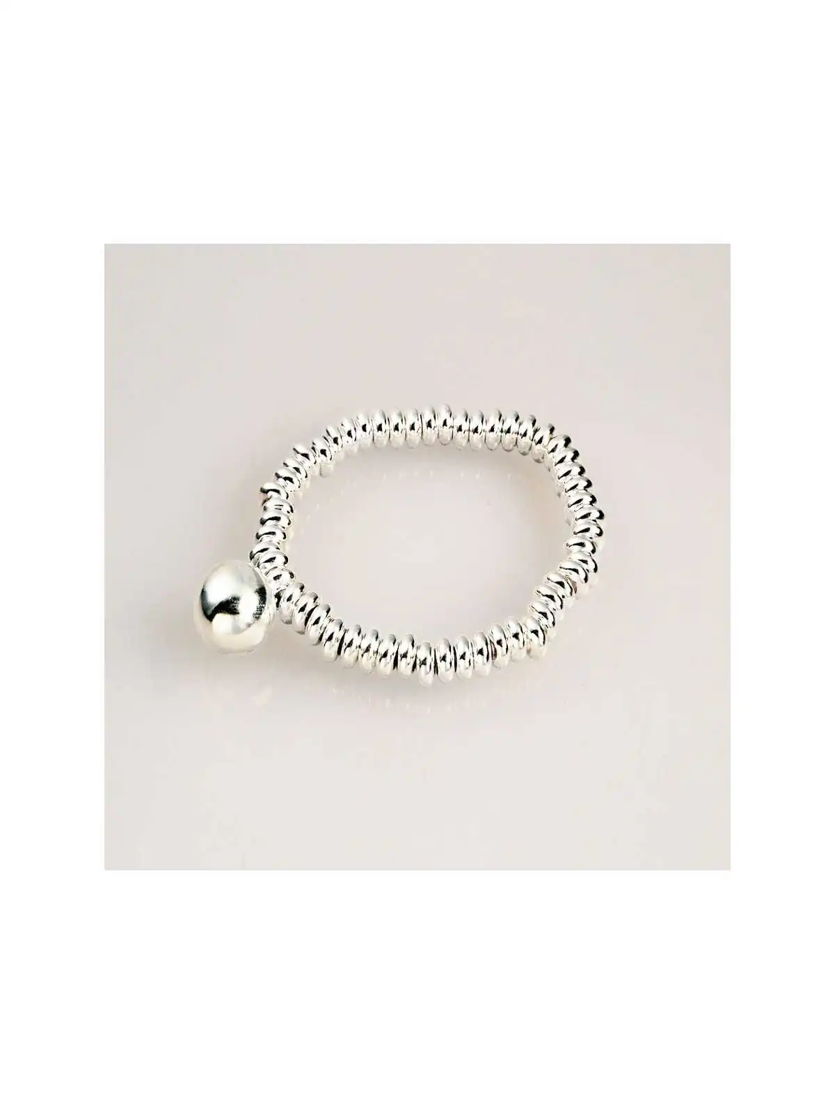 detalle pulsera donut plateada con bola centrada