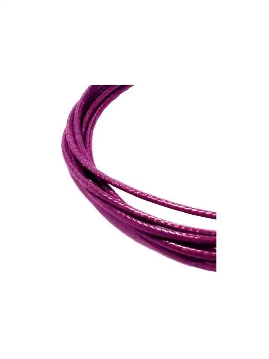 detalle de pulsera multitira de cuero violeta 