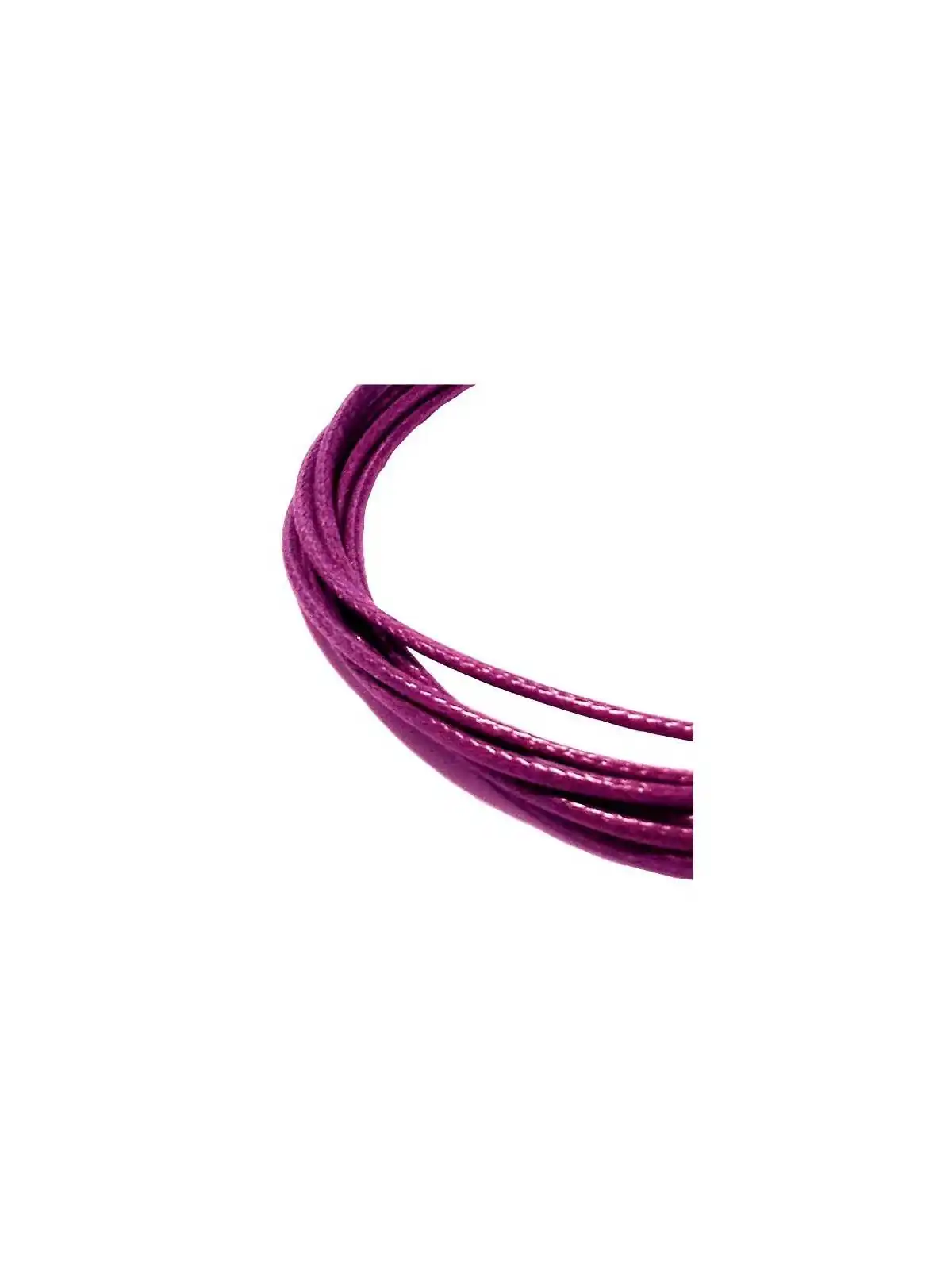 detalle de pulsera multitira de cuero violeta 