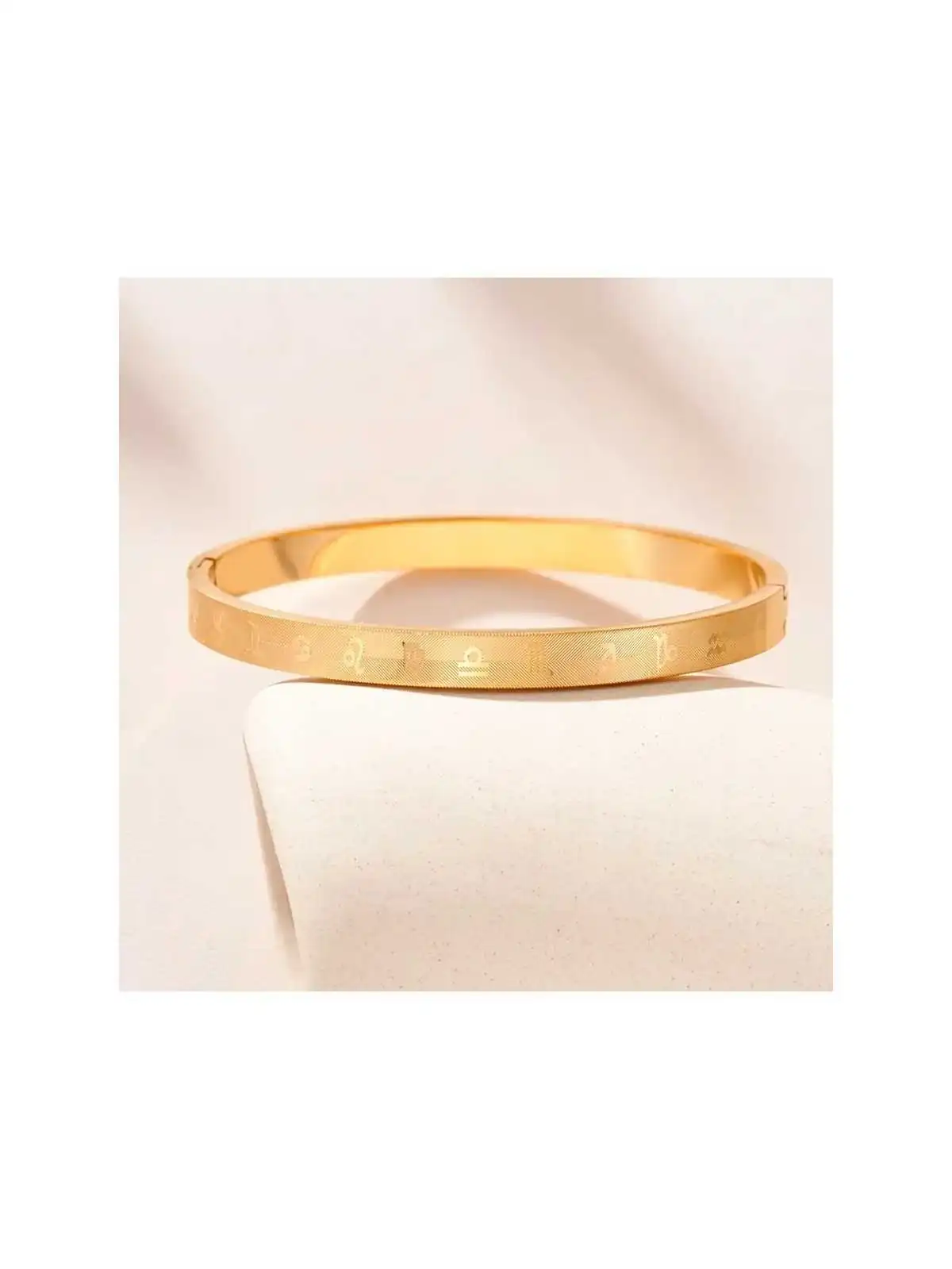 brazalete dorado de las constelaciones 