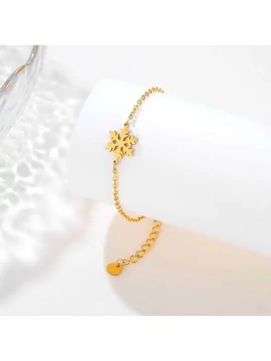detalle de pulsera cadena de la navidad con estrella dorada