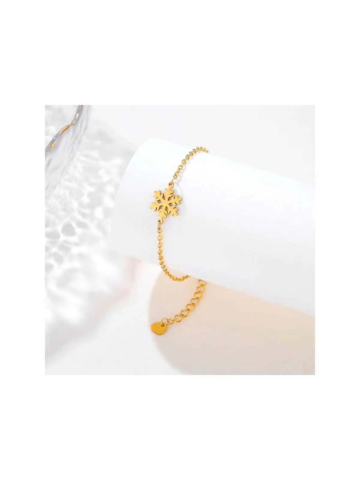 detalle de pulsera cadena de la navidad con estrella dorada