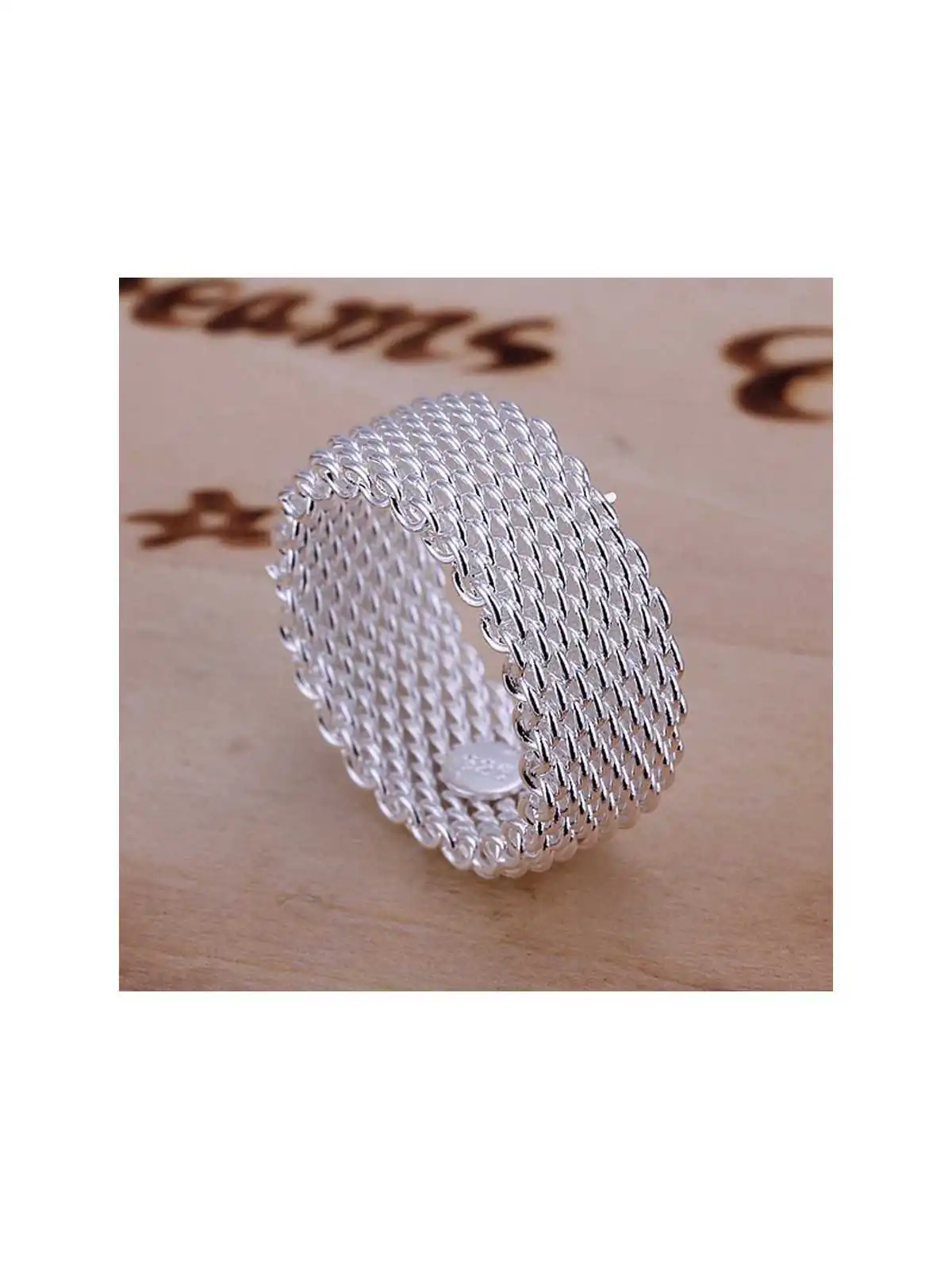 anillo plateado de rejilla estilo minimalista