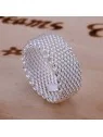 anillo plateado de rejilla estilo minimalista