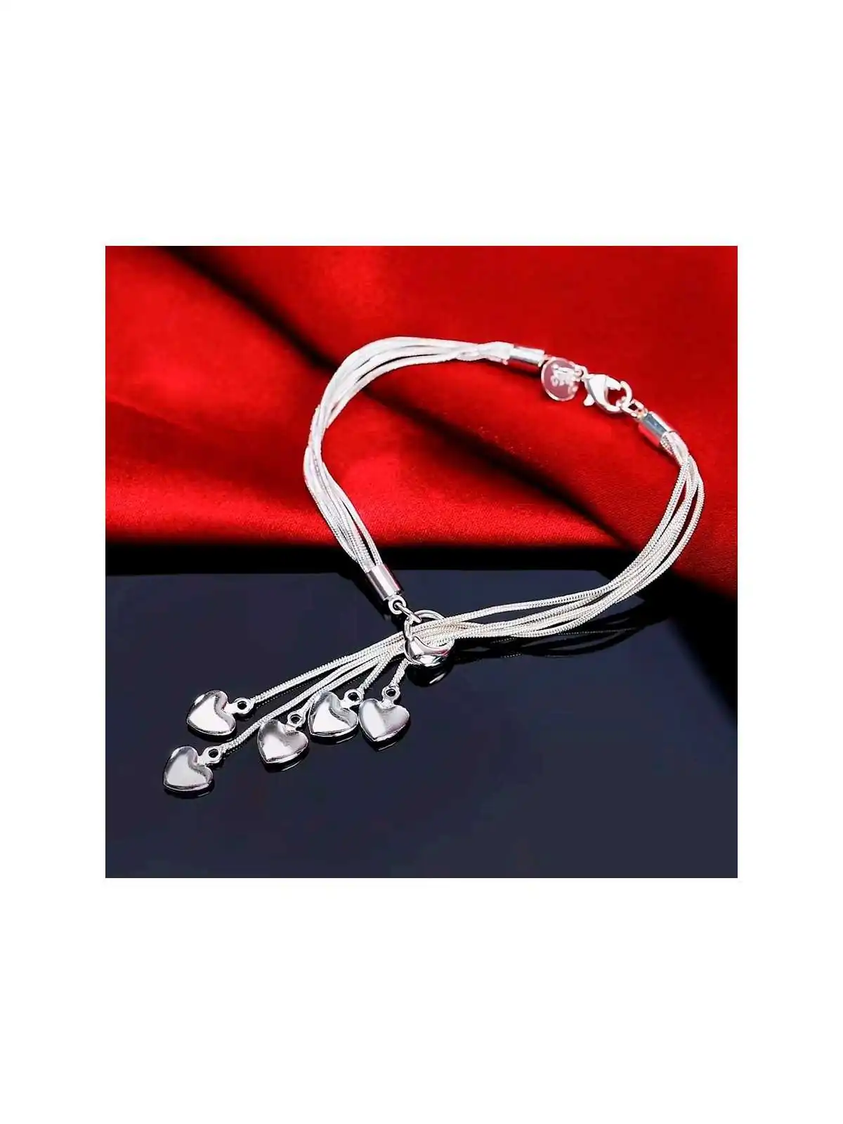PUlsera con cinco corazones plateados