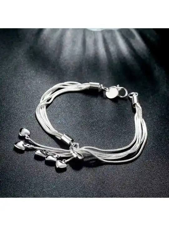 Detalle de pulsera con cinco corazones plateados