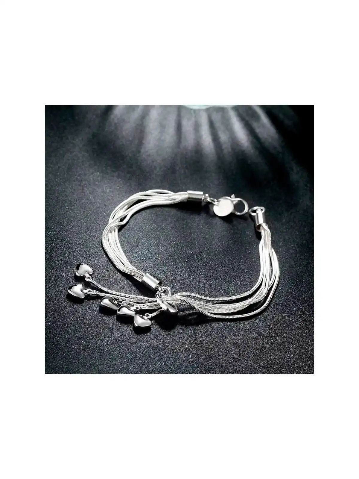 Detalle de pulsera con cinco corazones plateados