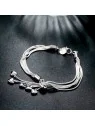 Detalle de pulsera con cinco corazones plateados