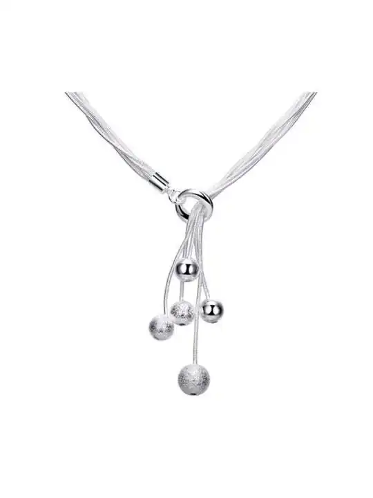 detalle de brazalete con bolitas plateadas 