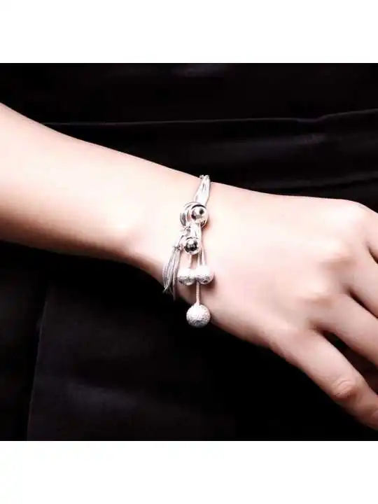 como se lleva brazalete con colgante bolitas plateadas