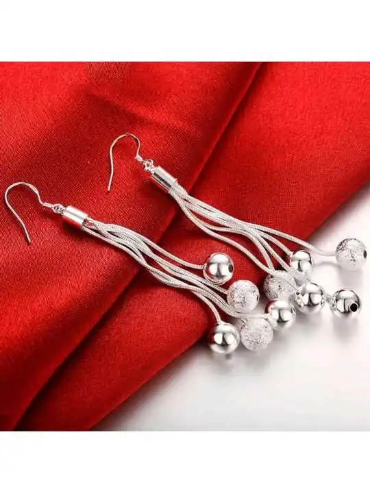 pendientes con bolitas plateadas
