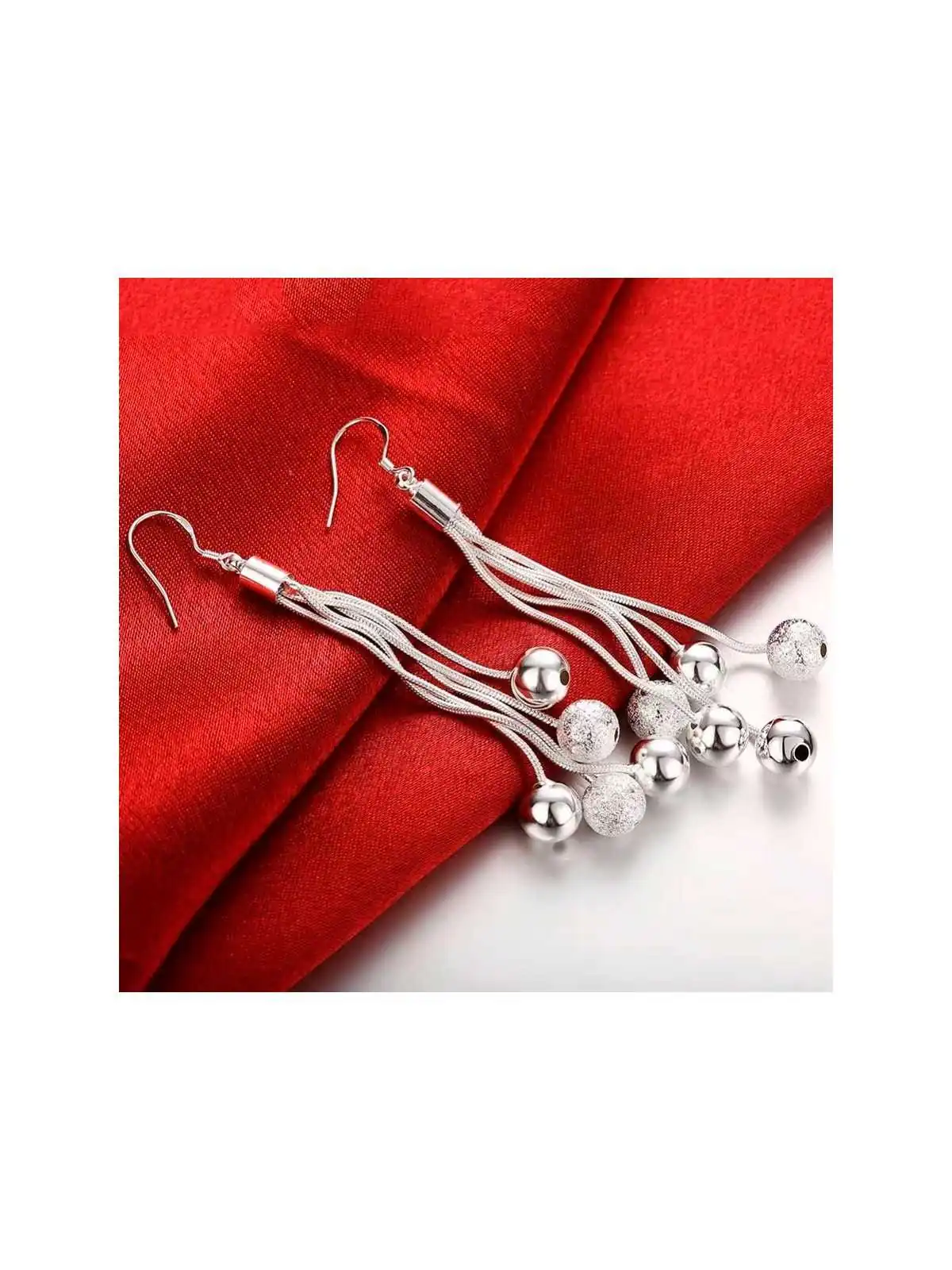 pendientes con bolitas plateadas