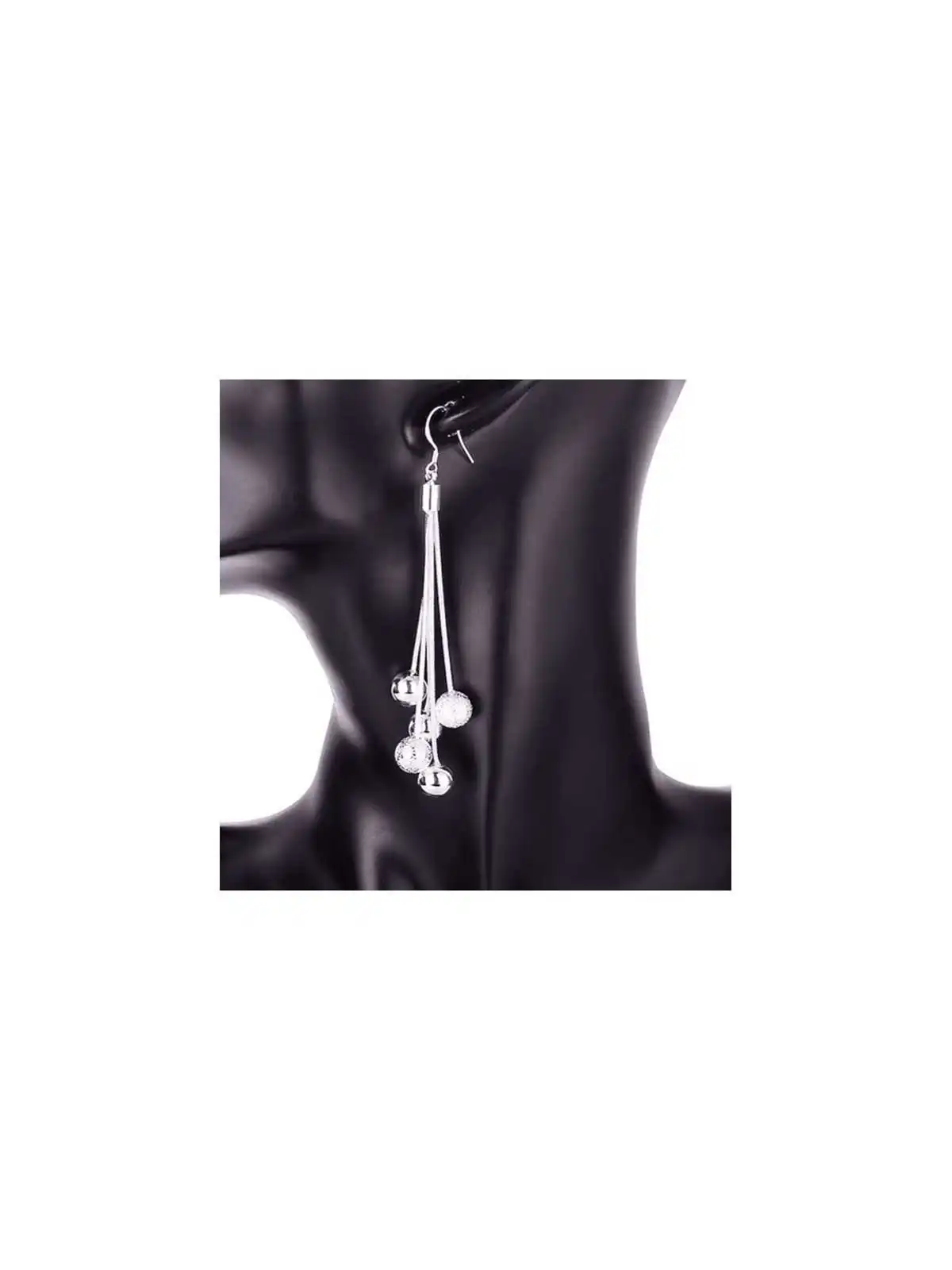 Pendientes plateados con bolitas