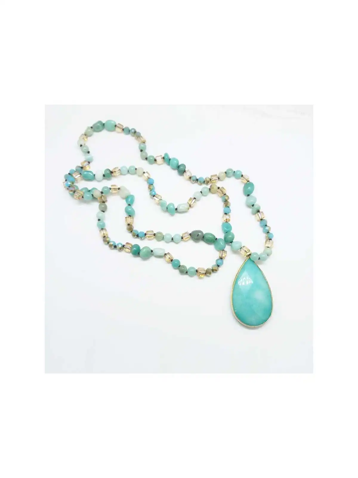 detalle de collar con piedras y colgante del amazonas 