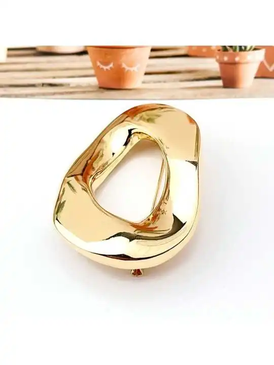 Broche hebilla dorada detalle