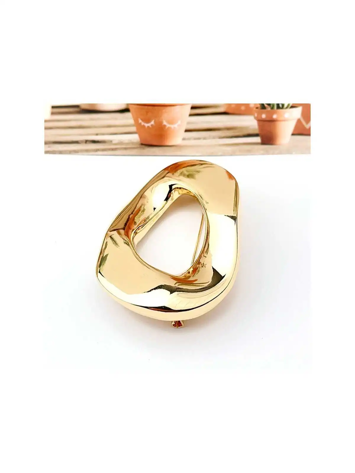 Broche hebilla dorada detalle
