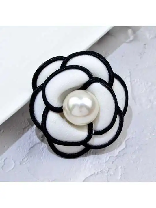 Broche camelia blanca