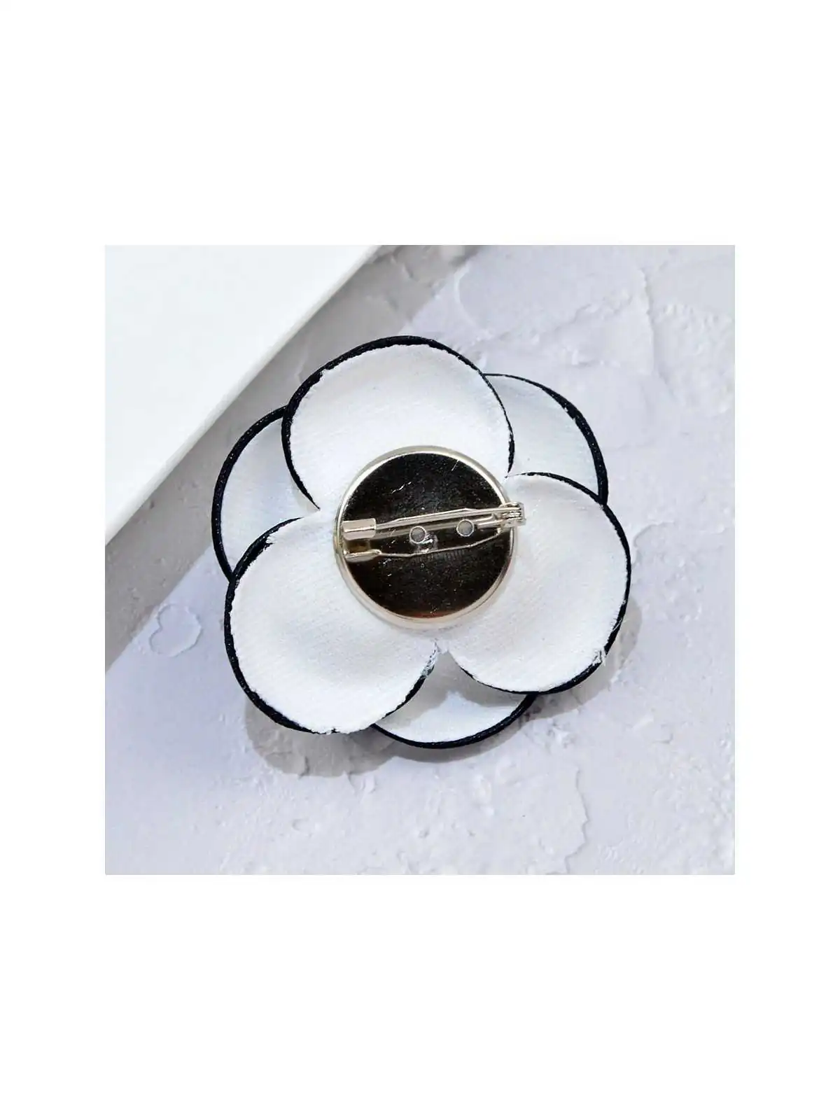 Broche camelia blanca trasero
