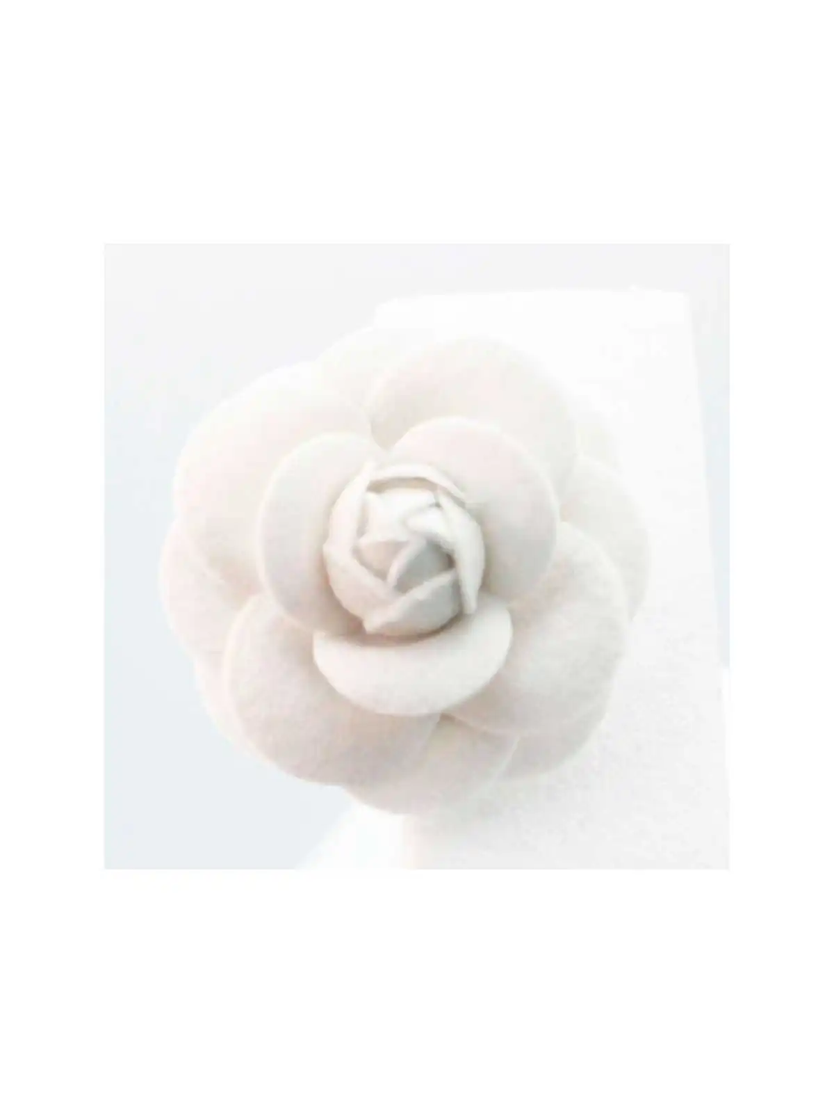 Broche camelia textil blanco Xl