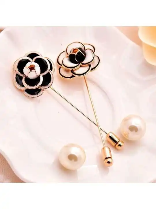 Broche aguaja camelia negra y blanca