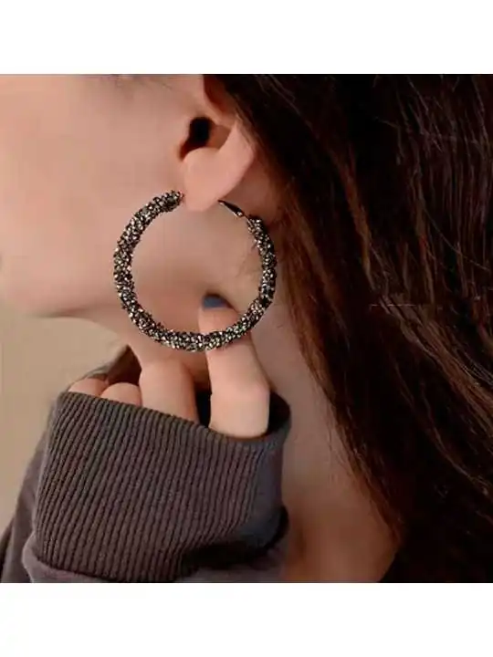 detalle de pendientes de argolla de circonitas negras 